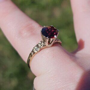 Vintage 14K Yellow Gold Round Garnet Etched Flower Solitaire Ring Size 6